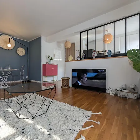 Chic And Comfortable Aparts With Parking شقة