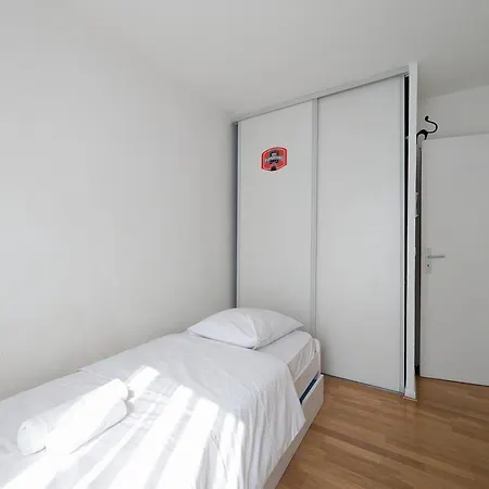 Chic And Comfortable Aparts With Parking